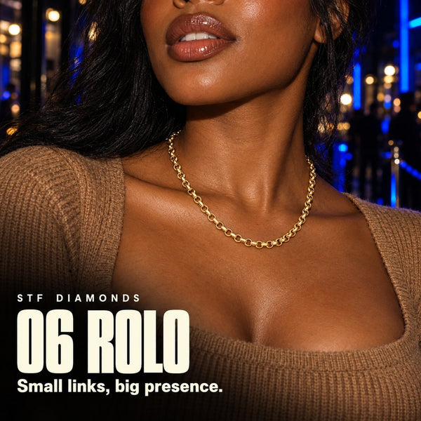 Rolo chain in solid gold, worn by a model - STF Diamonds